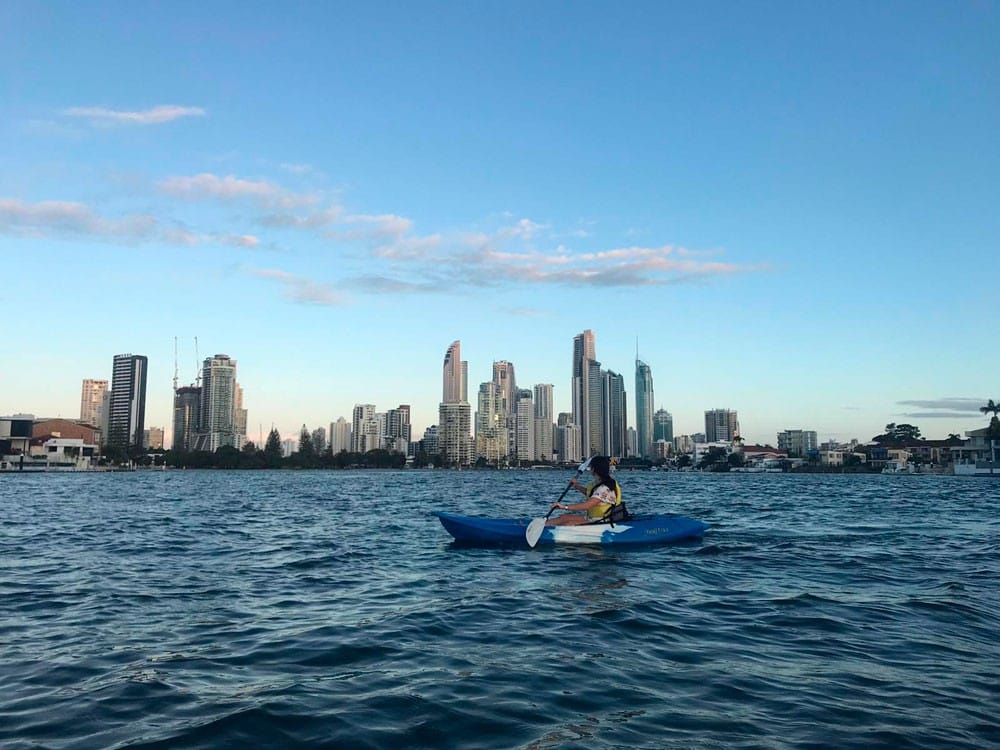 chica pracricando kayaking en gold coast
